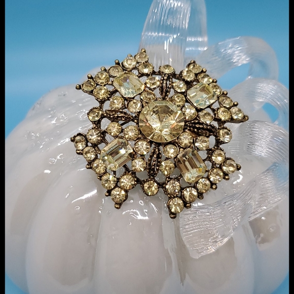 Unsigned Jewelry - •VINTAGE•Brooch•Pale yellow rhinestones•goldtone•square shaped•cross• Dazzling!